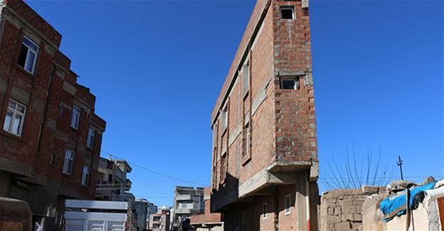 Intriguingly narrow building in Turkey’s southeast home to Syrian refugees