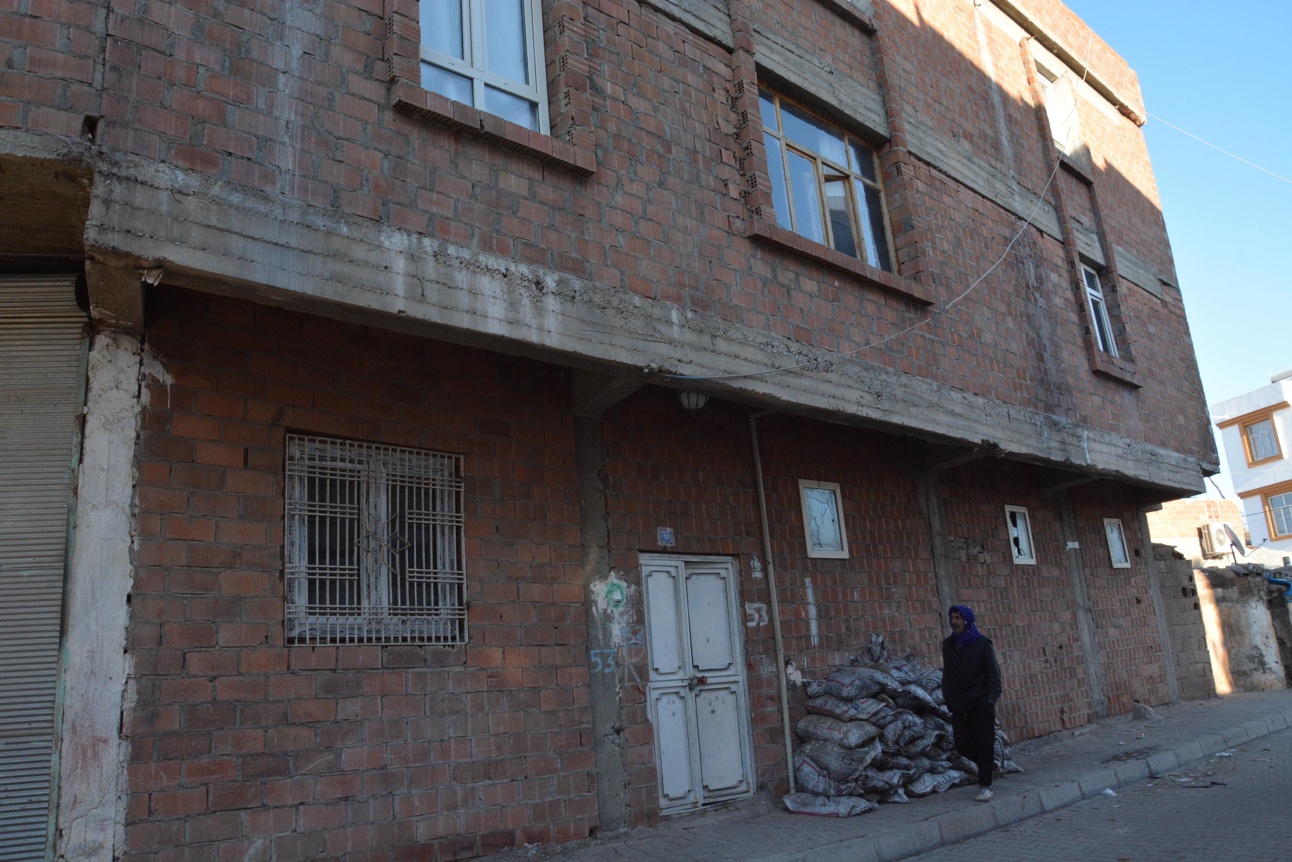 Intriguingly narrow building in Turkey’s southeast home to Syrian refugees