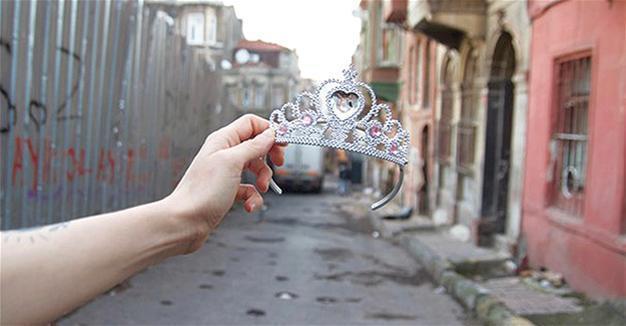 ‘Empoisoned Princess’ performance in Istanbuls Tarlabaşı