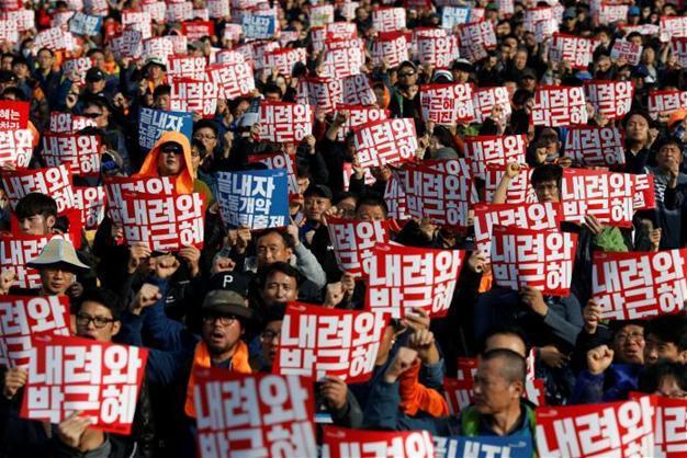 Pressure on South Koreas Park mounts as massive crowd demands she quit