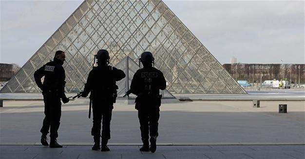 Machete attacker shot at Louvre in Paris