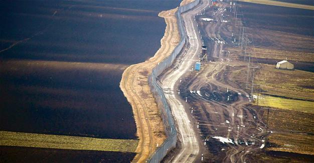 Hungary starts construction of second border fence