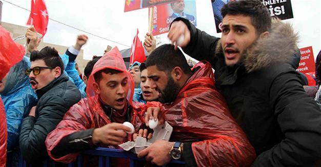Crowd throws eggs, nooses at Erdoğan assassination attempt case suspects outside court in Turkey’s south