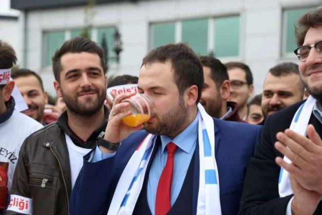 AKP youth wing protests Netherlands by squeezing oranges in Turkey’s Kocaeli