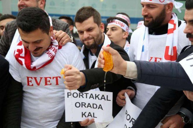 AKP youth wing protests Netherlands by squeezing oranges in Turkey’s Kocaeli