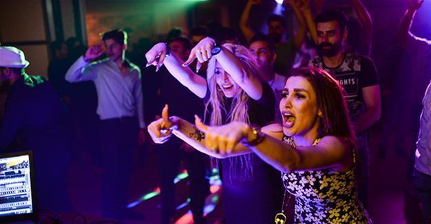 Iranians flock to Turkey’s Van for shopping, nightlife