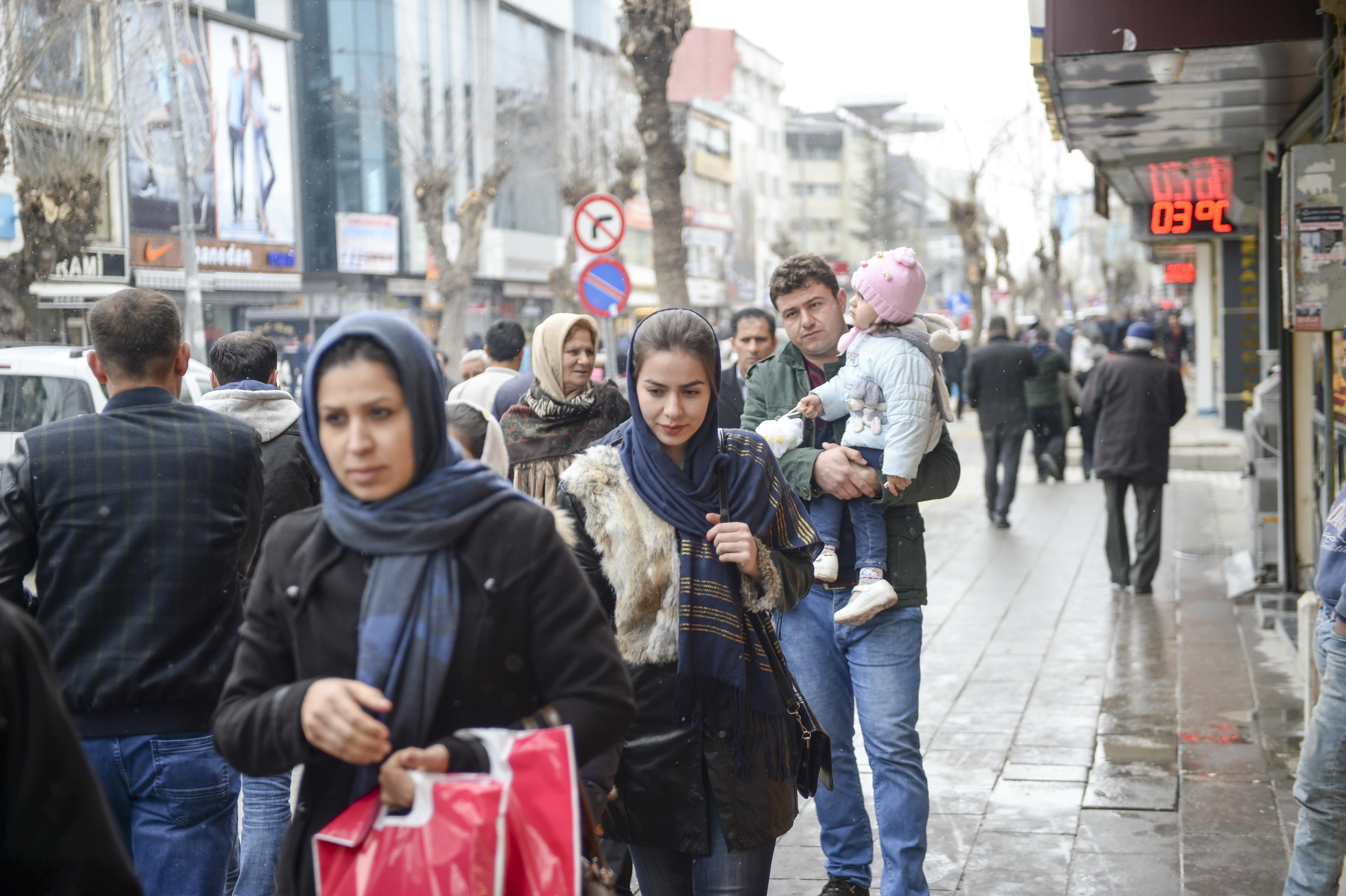 Iranians flock to Turkey’s Van for shopping, nightlife