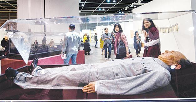 Dead dictators draw Hong Kong art lovers