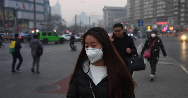 Under smog alert, Beijing orders factories to shut or cut output