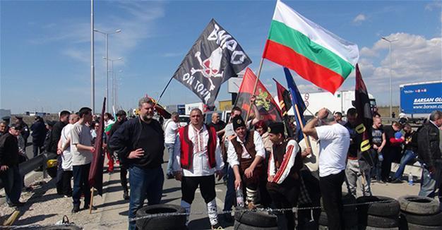 Nationalist Bulgarians block border gates to stop Turkish passport-holder voters