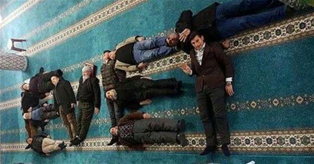 Main opposition CHP MP blasts photo of yes voters in mosque in referendum campaign