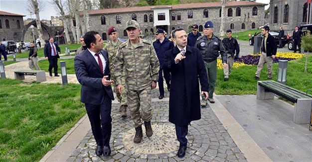 Turkish top brass visits Turkey’s southeast