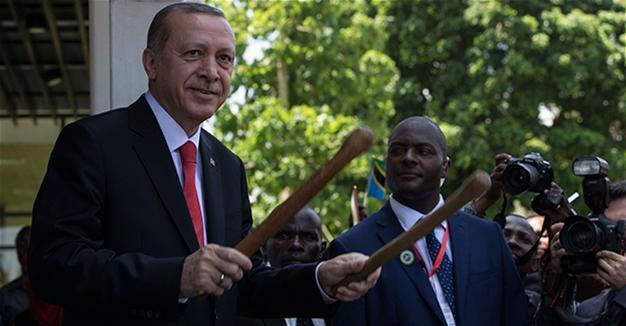 VIDEO: Turkish President Erdoğan plays African drum ‘Tamtam’ during visit