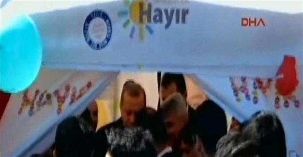 President Erdoğan visits CHP’s ‘no’ campaign tent in Istanbul