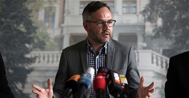 German officials visit jailed reporter Deniz Yücel, demand release