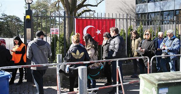 More than 500,000 Turkish citizens abroad vote for referendum