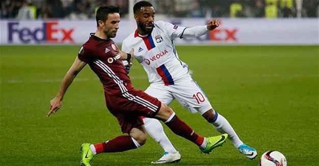 Beşiktaş loses to Lyon in game marred by violence, pitch invasion