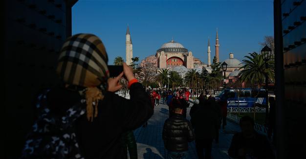 Number of foreign tourists visiting Istanbul plunges for first time in 16 years