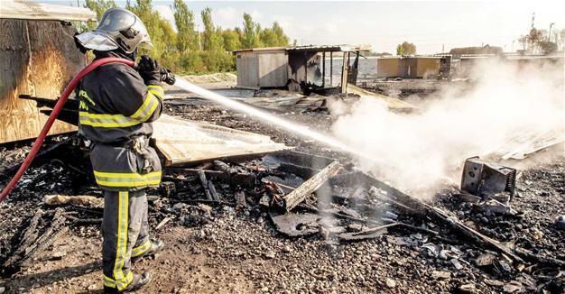 Huge fire destroys French migrant camp