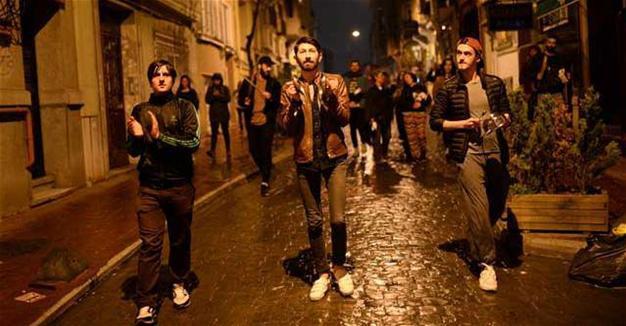 Naysayers stage protests in Istanbul, İzmir