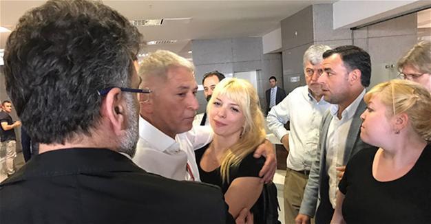 Court arrests daily Cumhuriyet’s web editor on ‘terror propaganda’