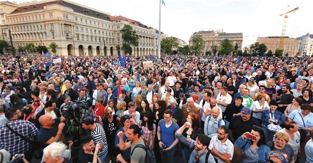Hungarians march against crackdown on universities, NGOs