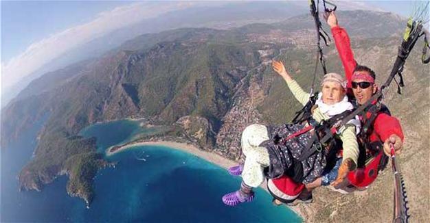87-year-old woman with walking difficulties paraglides in Turkey’s Fethiye