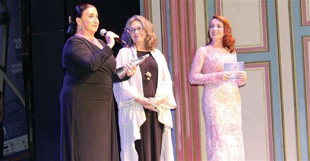 Perran Kutman receives honorary award