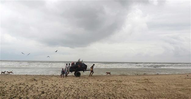 Hundreds of thousands flee as cyclone batters Bangladesh