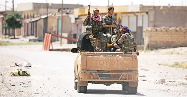 US-backed Syria fighters near Old City of IS-held Raqqa