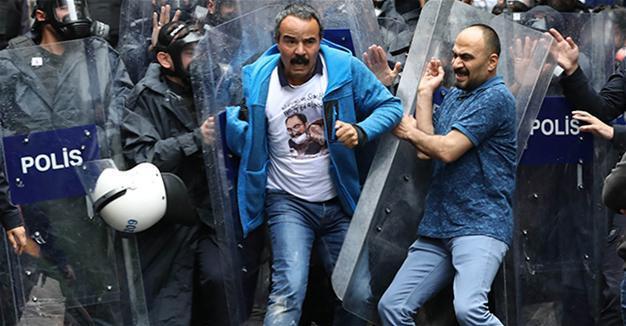 Investigation launched into Turkish protester demanding to be returned to his job
