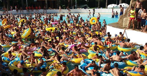 Thousands flock to waterpark in Turkey’s İzmir during Eid al-Fitr holiday