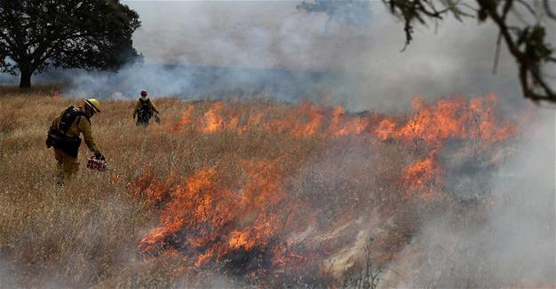 Thousands flee wildfires in California