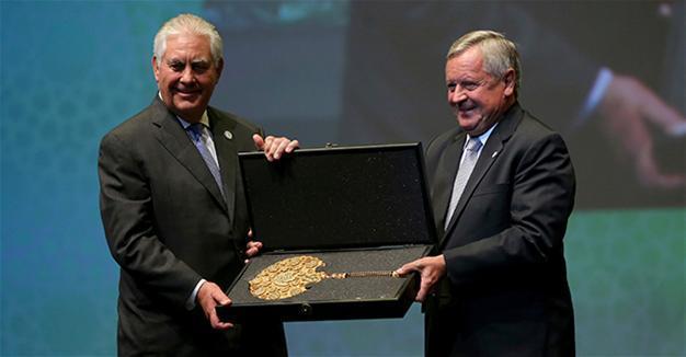 US’ Tillerson gets oil industry award, says he misses colleagues