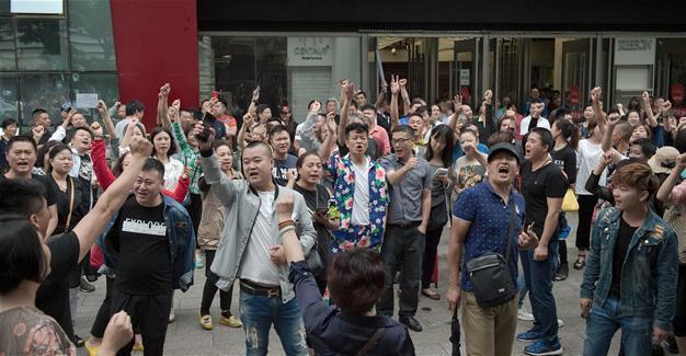 Beijing shopkeepers protest evictions