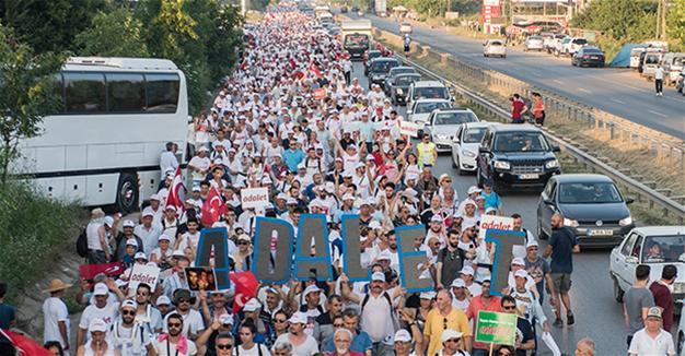 AKP accuses CHP of leading Turkey into chaos with justice march