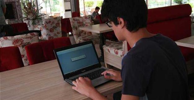 Balıkesir high school student develops software that translates speech into sign language