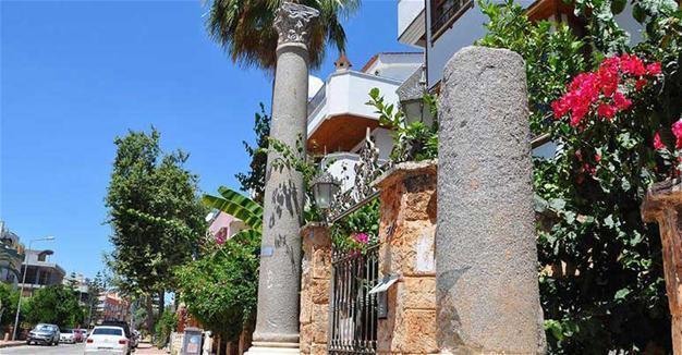 Roman columns used as apartment decoration in Turkey’s Antalya taken to museum