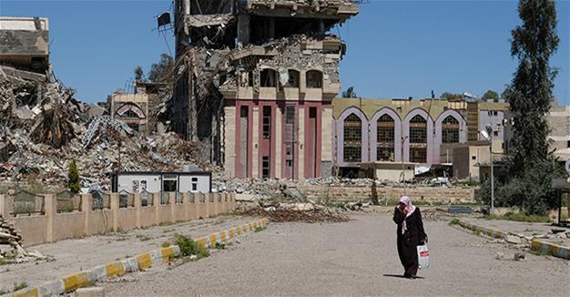 Volunteers search rubble to save Mosul university