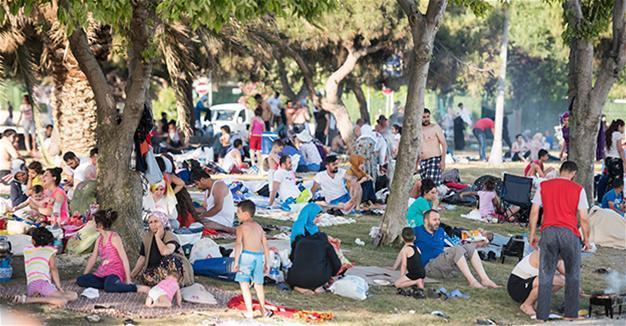 Crowds barbecuing on coast in Istanbul’s Yeşilköy and Florya anger locals
