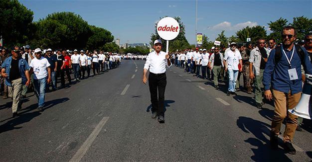 Rahmi M. Koç Museum requests sneakers worn by main opposition leader during ‘justice march’