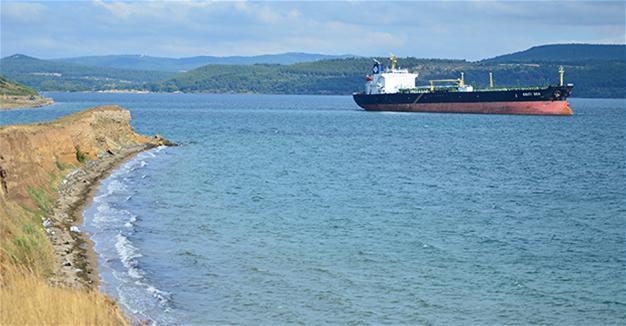 Greek-flagged vessel runs aground in Dardanelles Strait