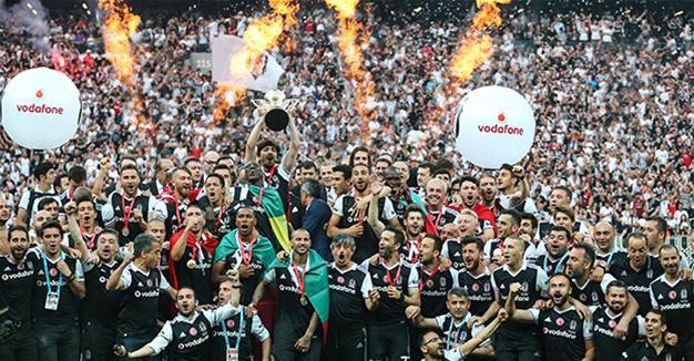 Beşiktaş celebrates league title in style
