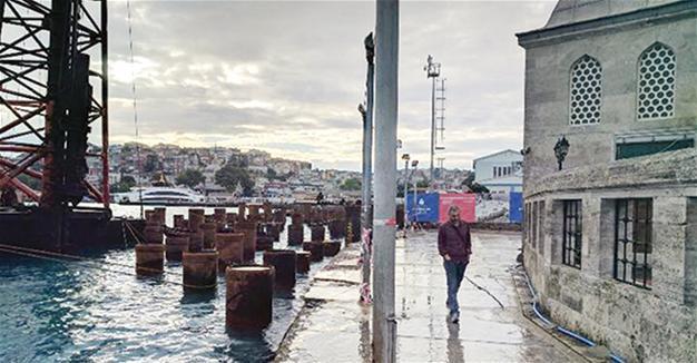 Municipality halts construction project after walls of historic mosque crack in Istanbul