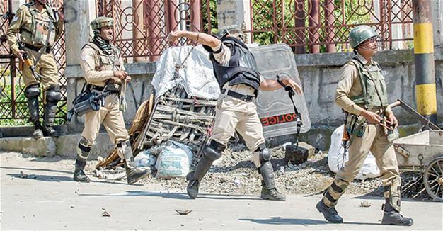 Five killed in gunfight between India police, rebels in Kashmir