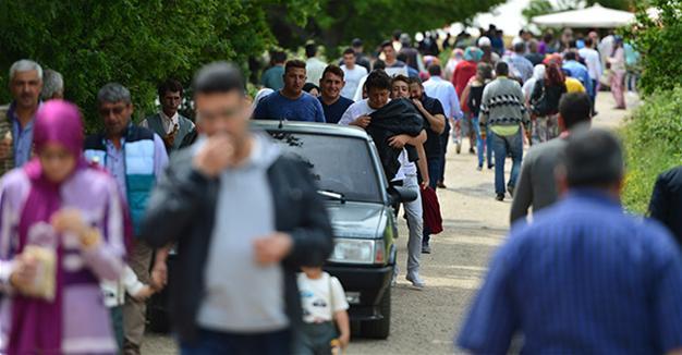 Women, men walk down ‘Lovers Street’ to find spouse in Turkey’s Çanakkale