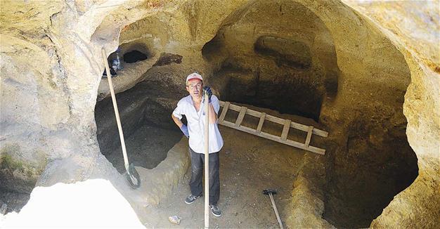 Ancient symbolic graves unearthed in Uşak
