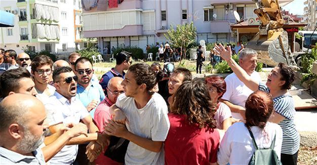 Police disperse locals protesting plan to demolish public park for carpark in Turkey’s south