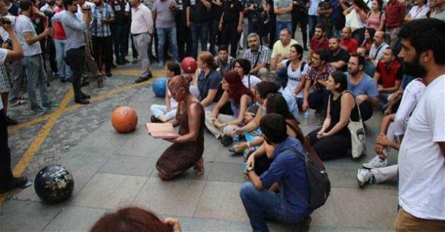 Turkish police detain 33 demonstrators protesting hunger-striking educators’ imprisonment