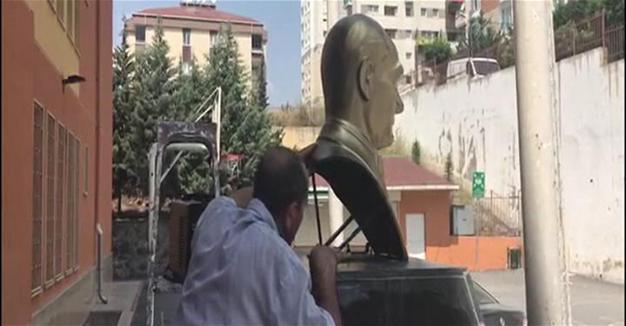 Man detained after dismantling Atatürk bust in Istanbul
